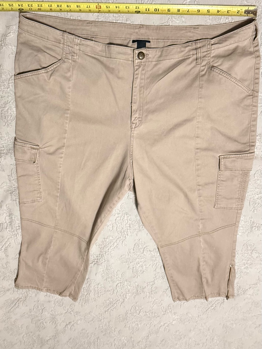 Women’s Beige Cargo Capri Jeans – Comfortable Utility Style